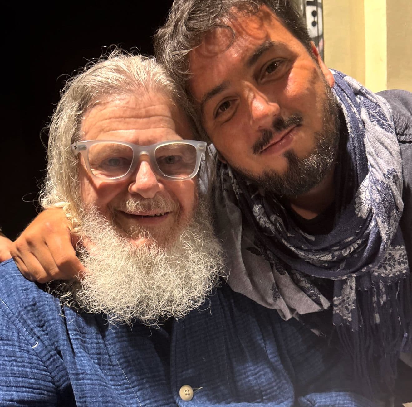Rafa Doorish abrazado a un amigo, sonriendo a cámara